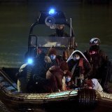 Un groupe de migrants est escorté par des gardes-frontières vers le port de Douvres en Grande-Bretagne après qu'un incident à leur petite embarcation alors qu'ils tentaient de traverser la Manche, une traversée entreprise par un nombre record de m...
